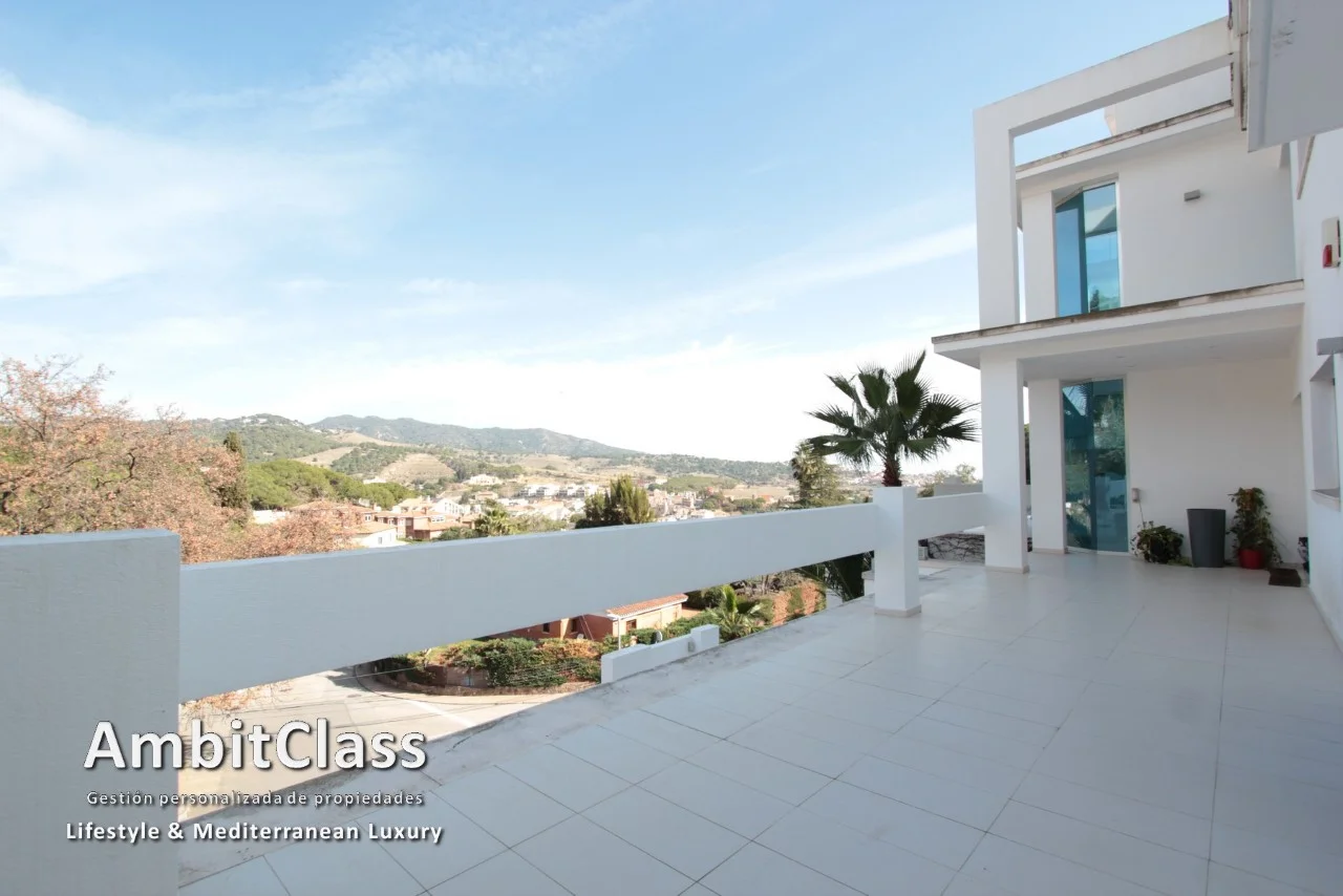 Villa vanguardista con piscina en Alella