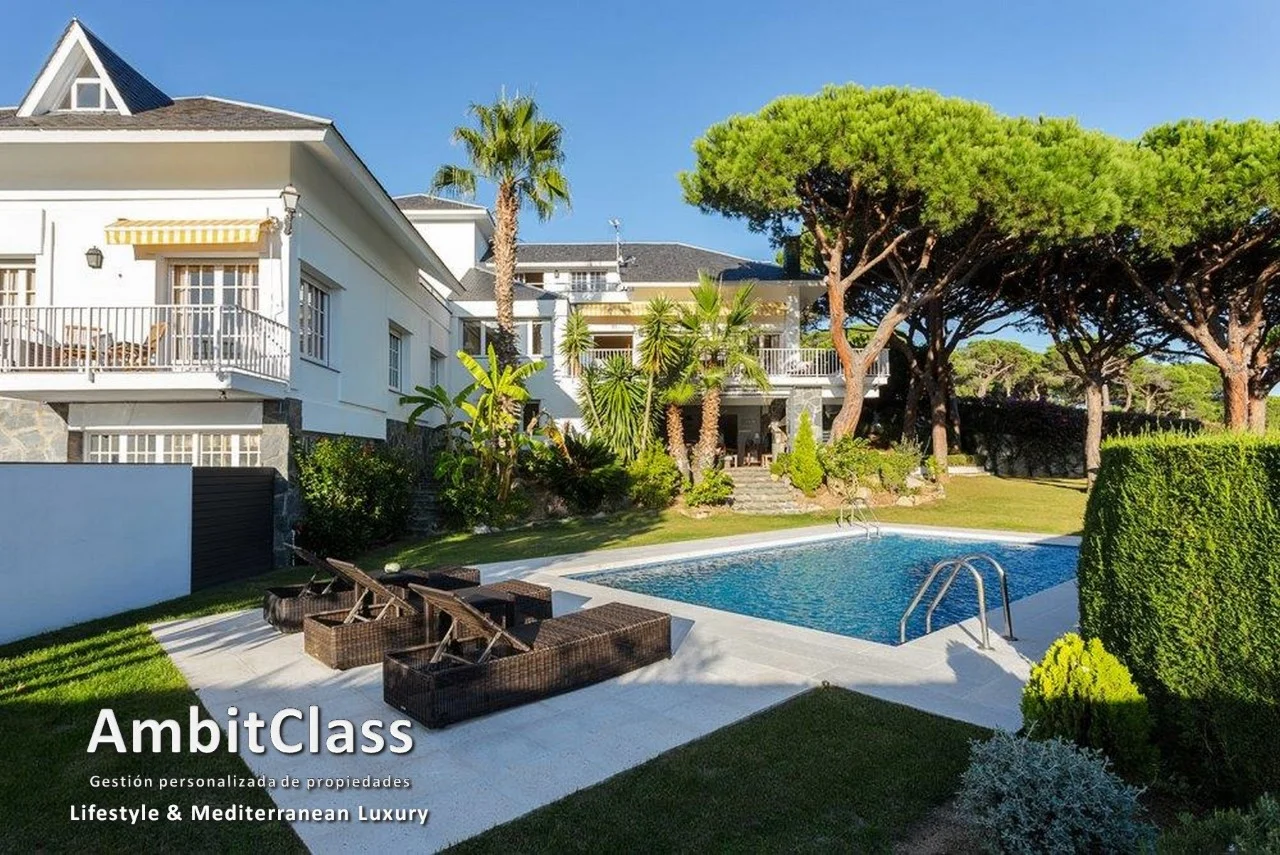 Chalet renovado de seis dormitorios con vistas al mar