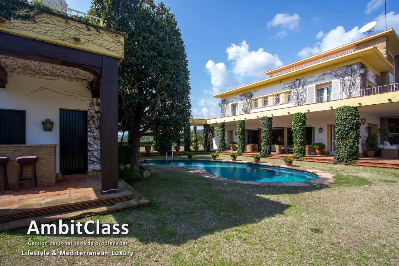 Chalet de lujo con golf y vistas al mar