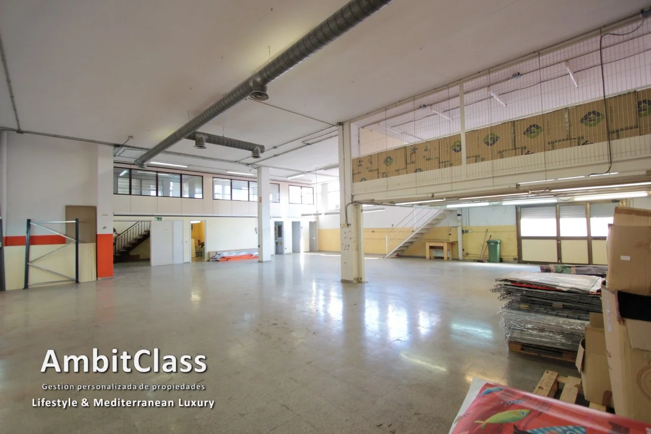 Industrial warehouse with offices in Mataró