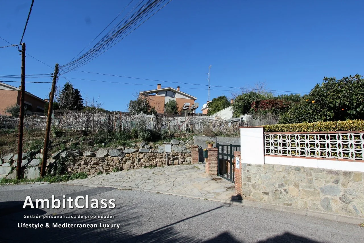 Flat urban plot with two-home potential
