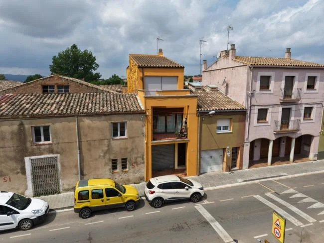 Casa adosada con local comercial, 5 habitaciones