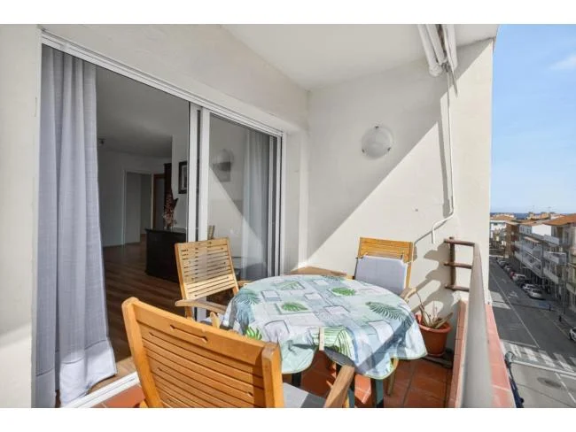 Renovated L'Escala flat, three bedrooms