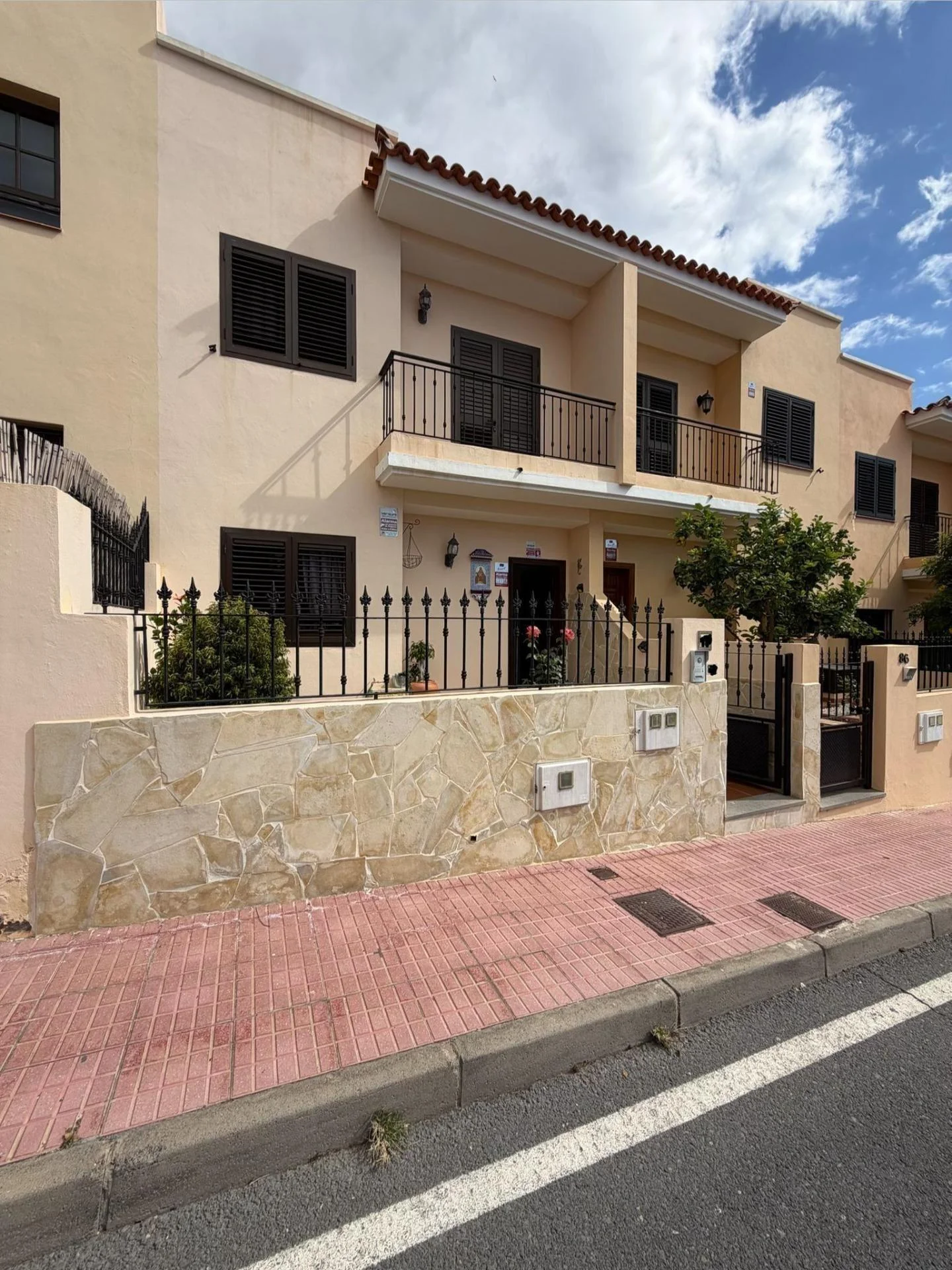 Sea-view townhouse with five bedrooms