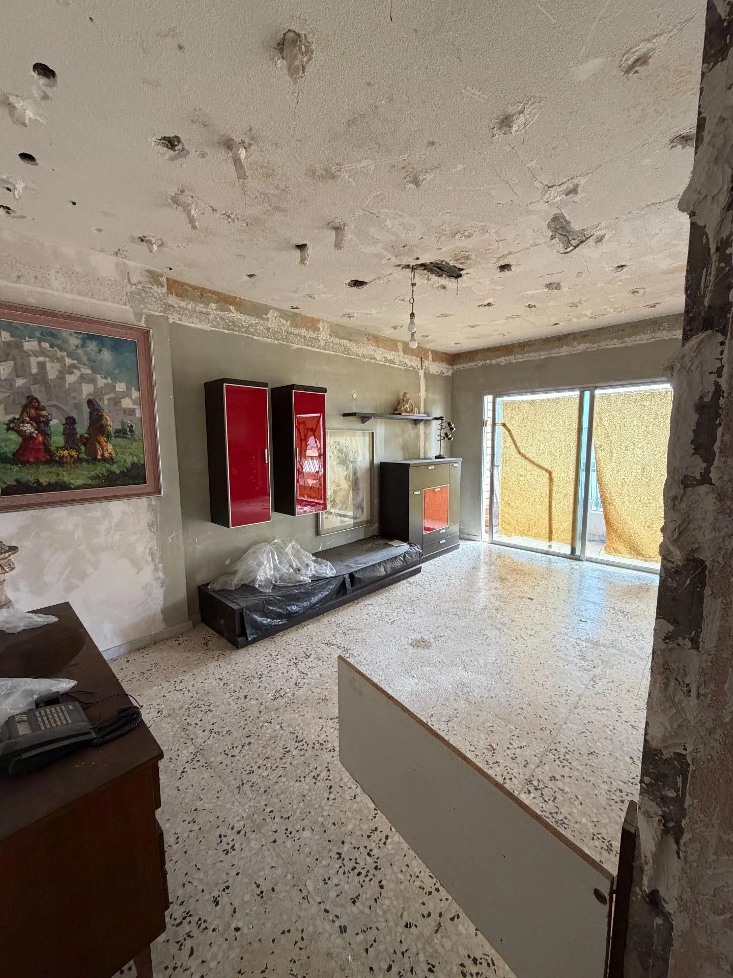 Casa adosada de cuatro niveles con potencial de reforma