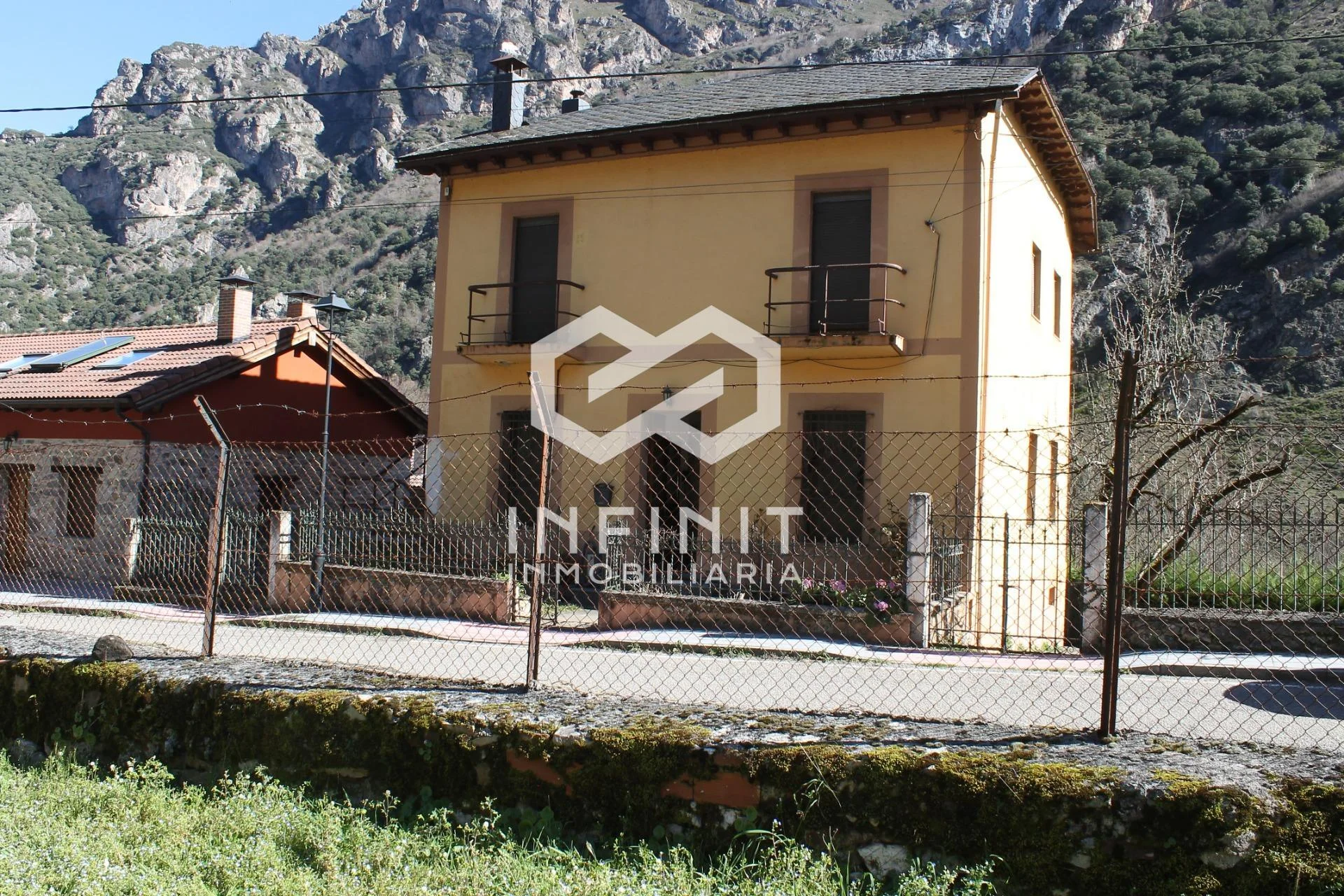 Six-bedroom house with mountain views