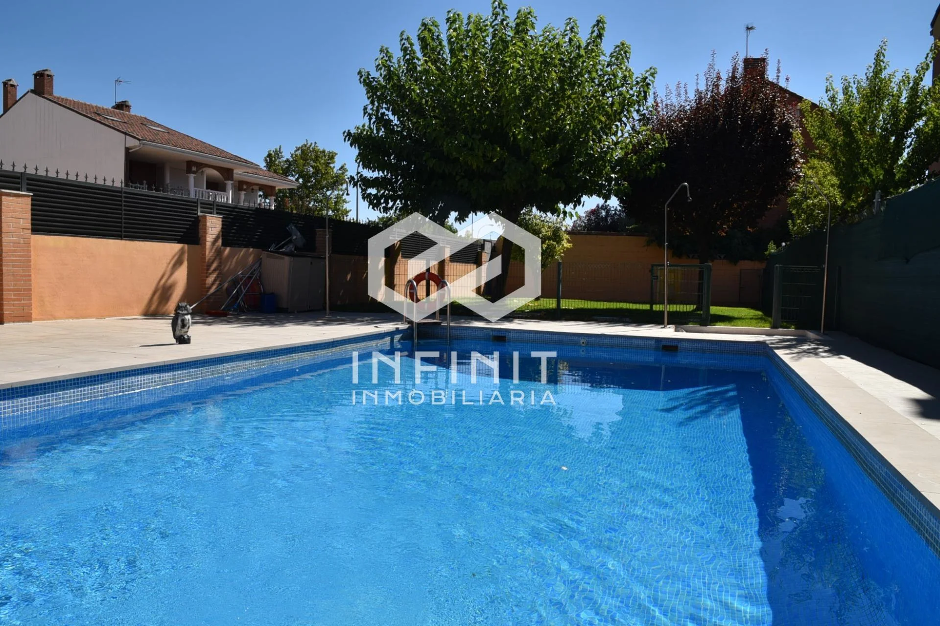 Amplio adosado familiar con piscina comunitaria
