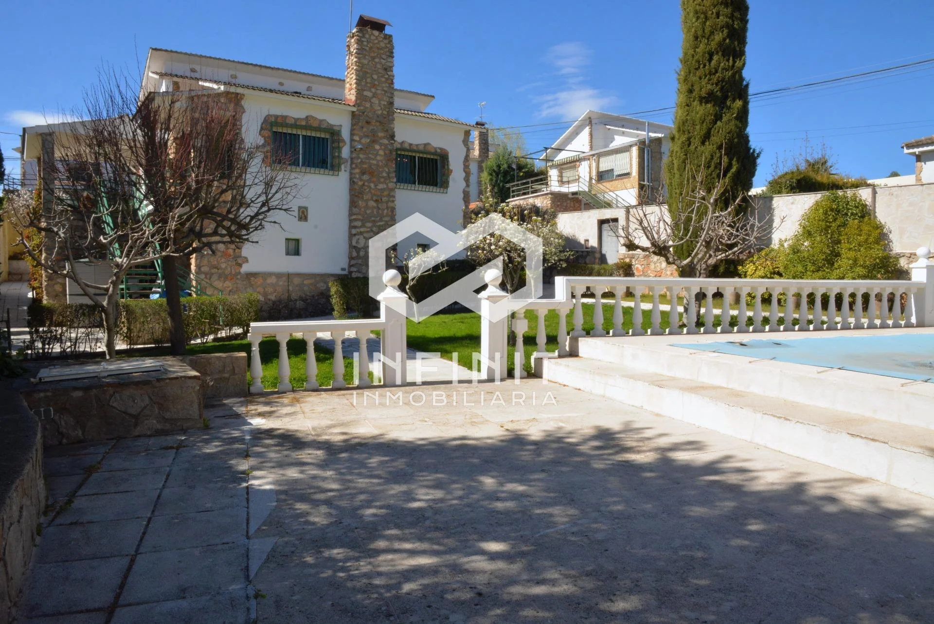 Chalet con piscina y parcela de 663 m²