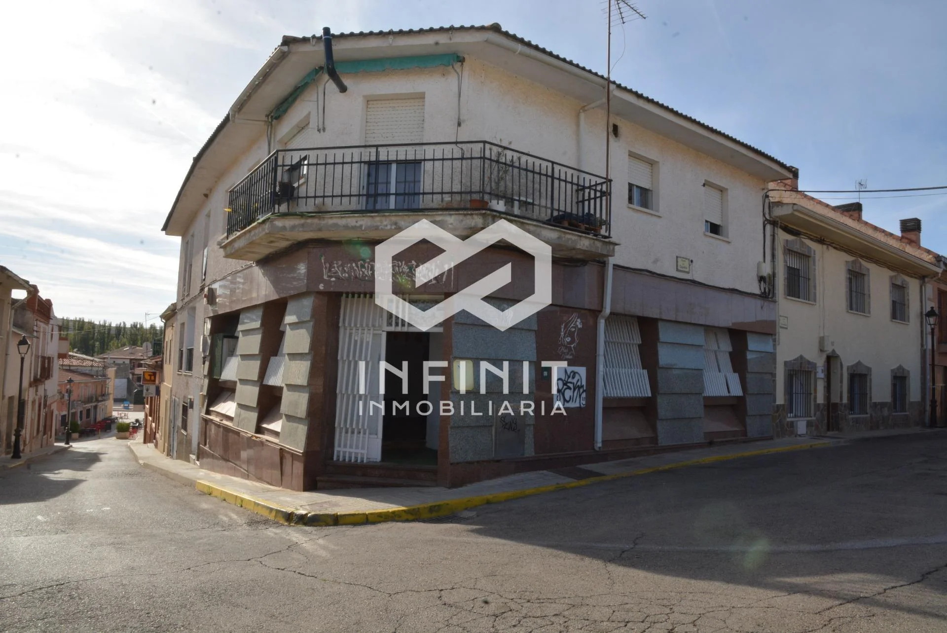 Bright corner commercial unit, 91 m²
