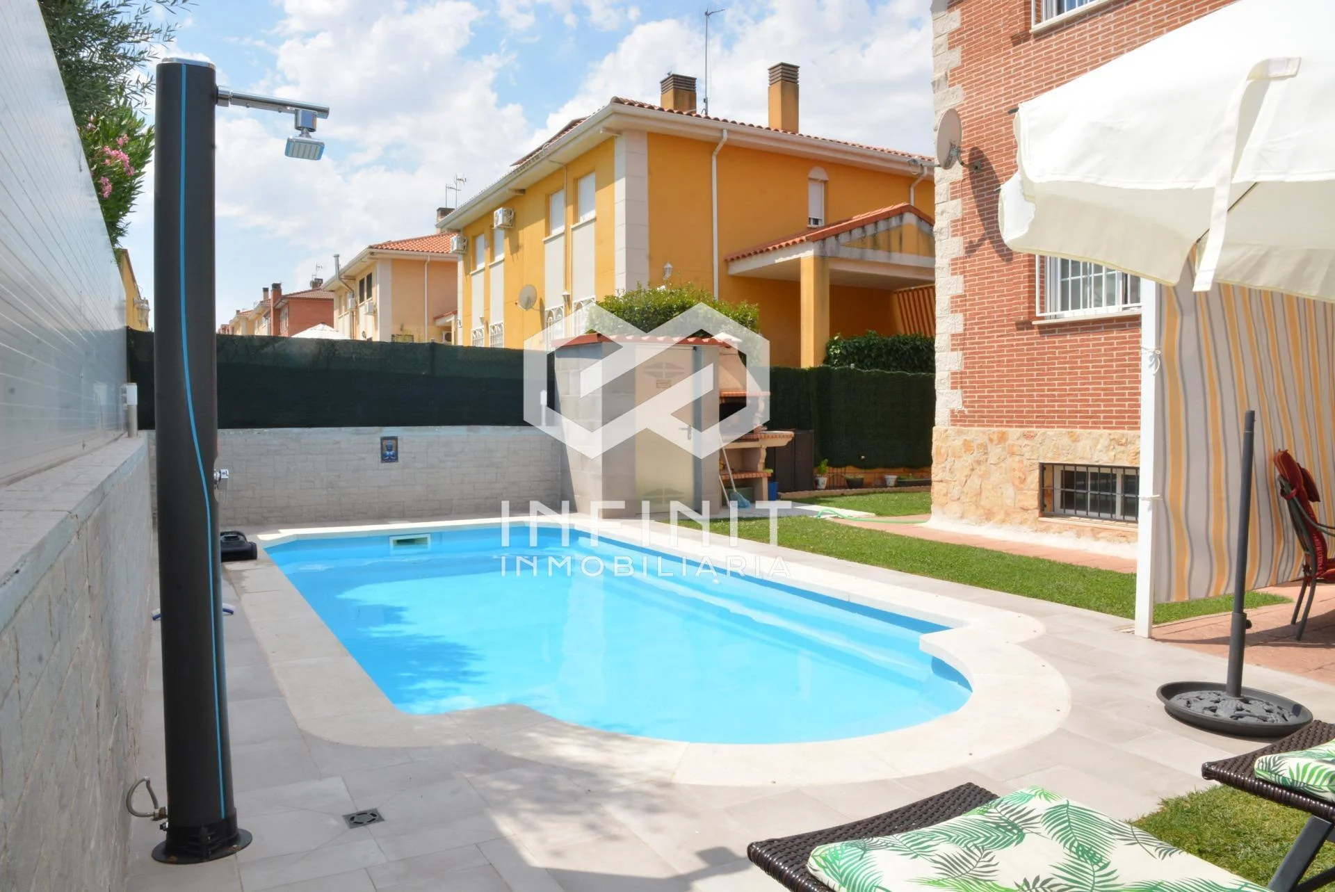 Pareado impecable con piscina privada