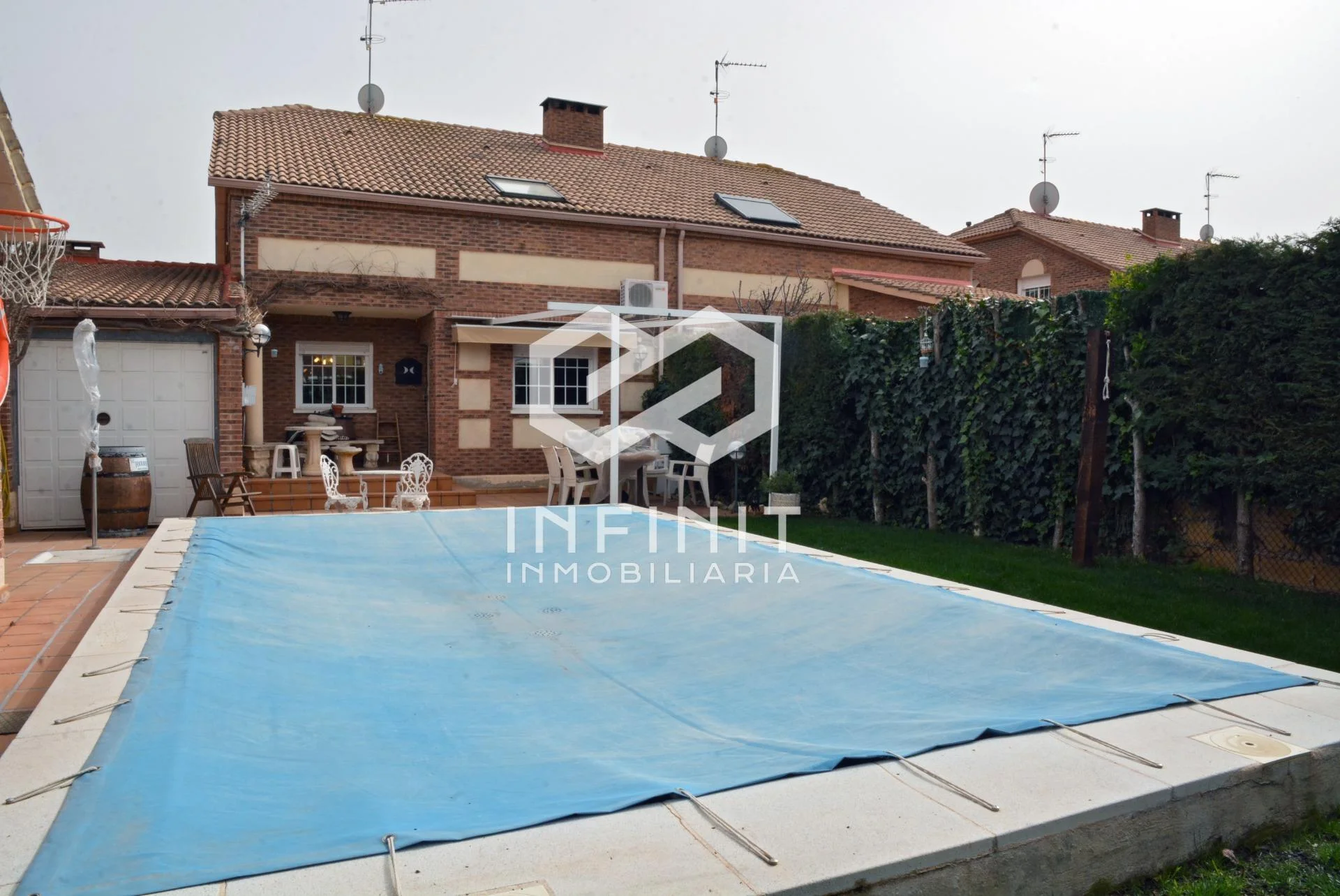 Pareado con piscina privada en Villanueva