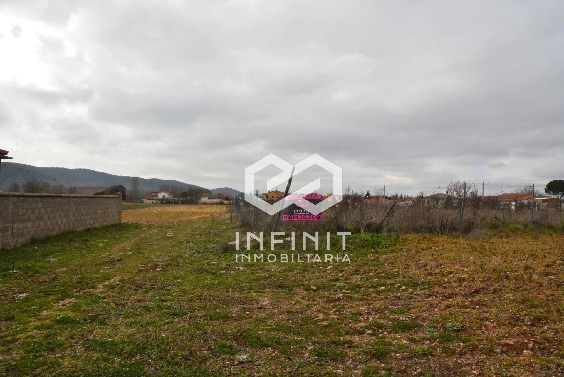 Urban plot near train, 652 m²