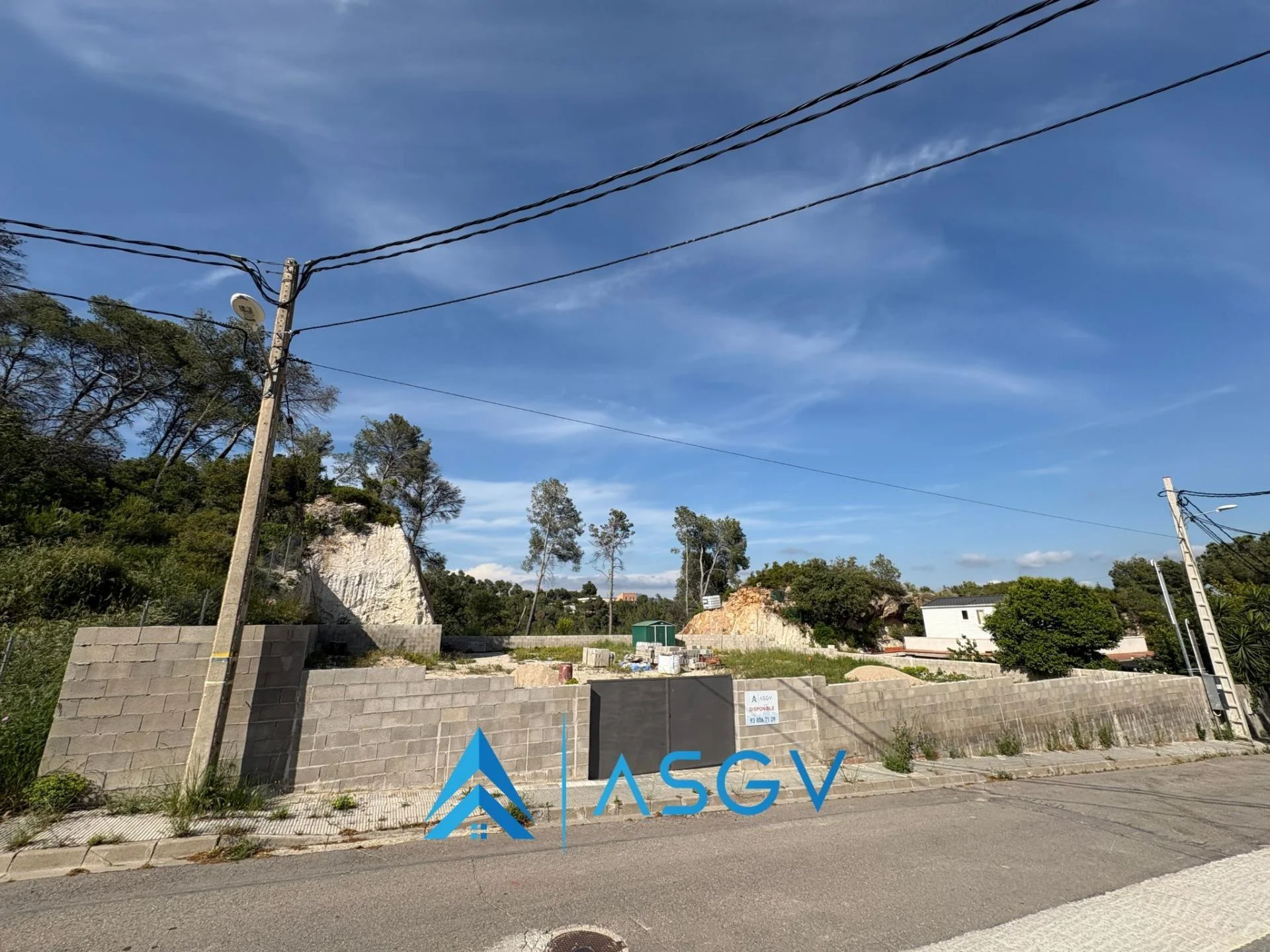 Buildable plot with house project included