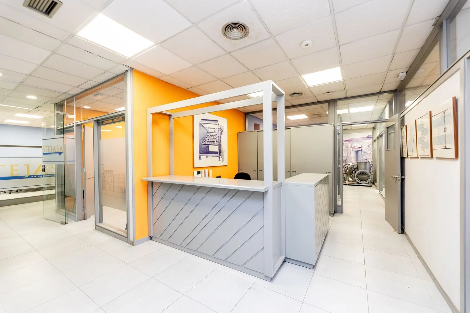 Large Simancas office with parking