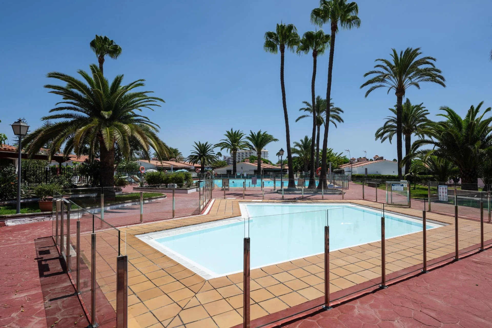Bungalow reformado con terrazas privadas