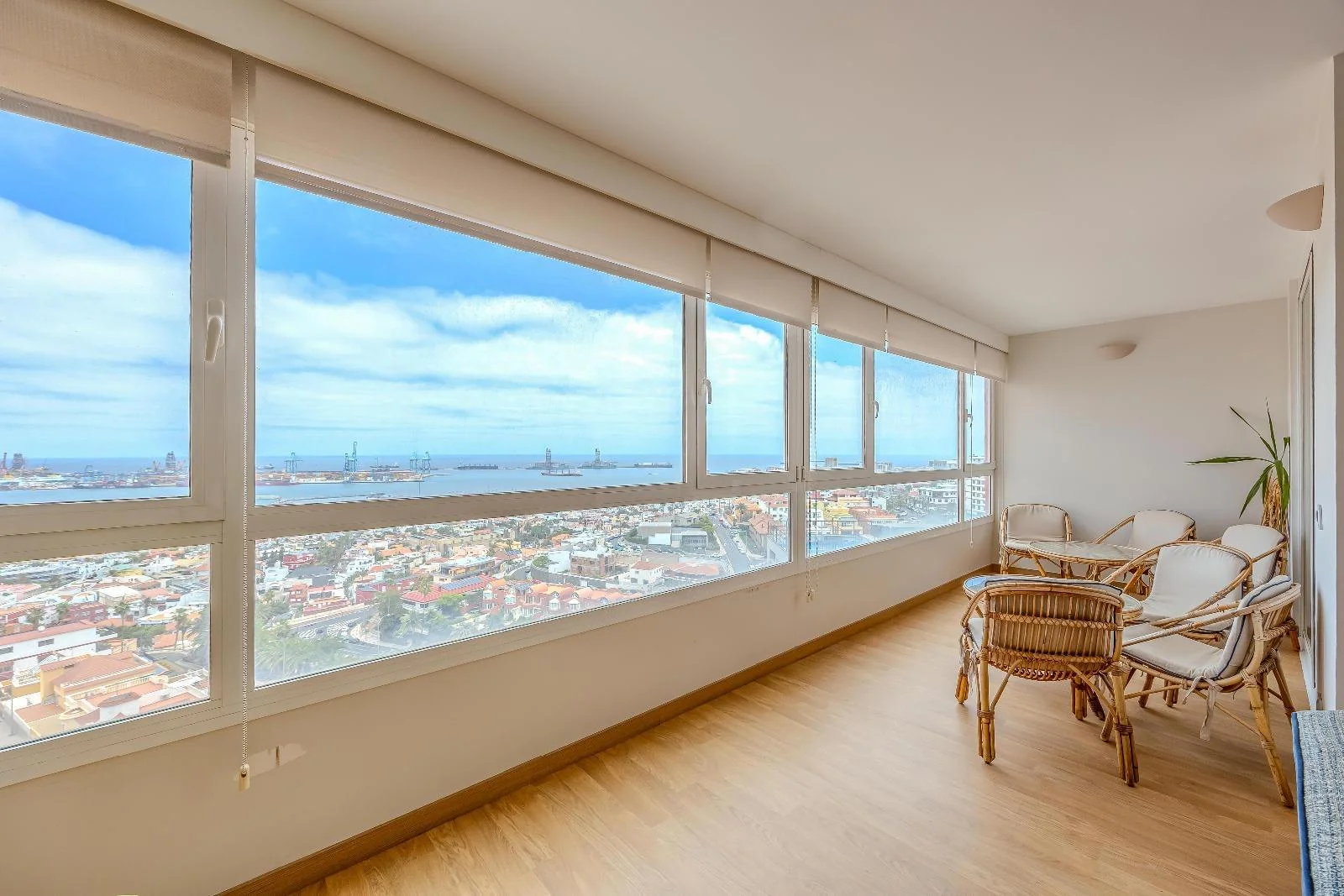 Piso de cinco dormitorios con vistas al mar