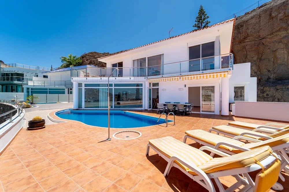 Villa con vistas al mar en Tauro, tres dormitorios
