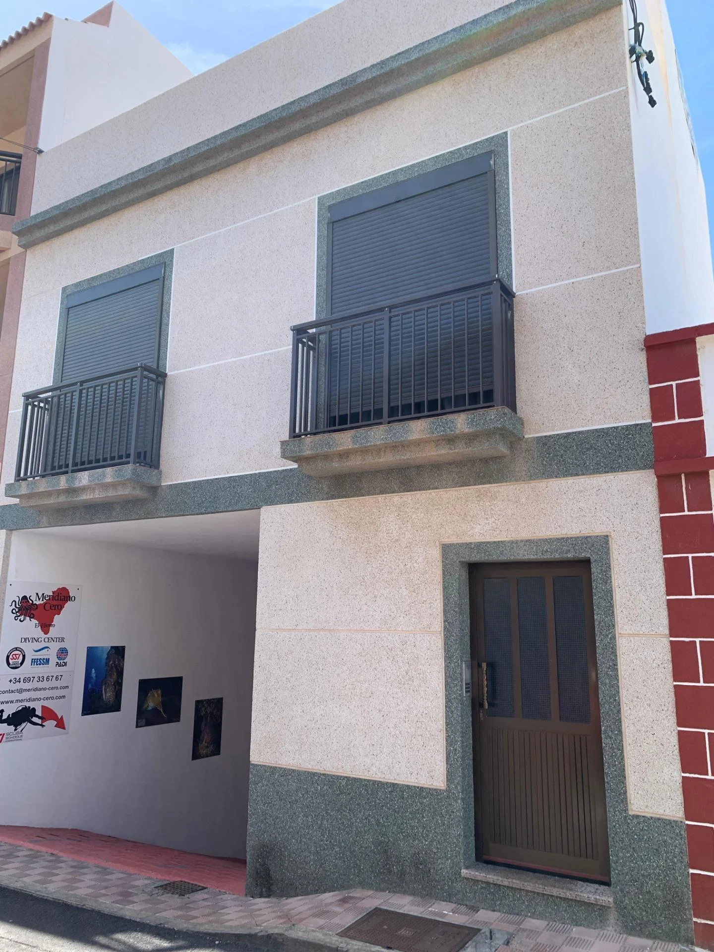 Edificio de tres plantas con vistas al mar