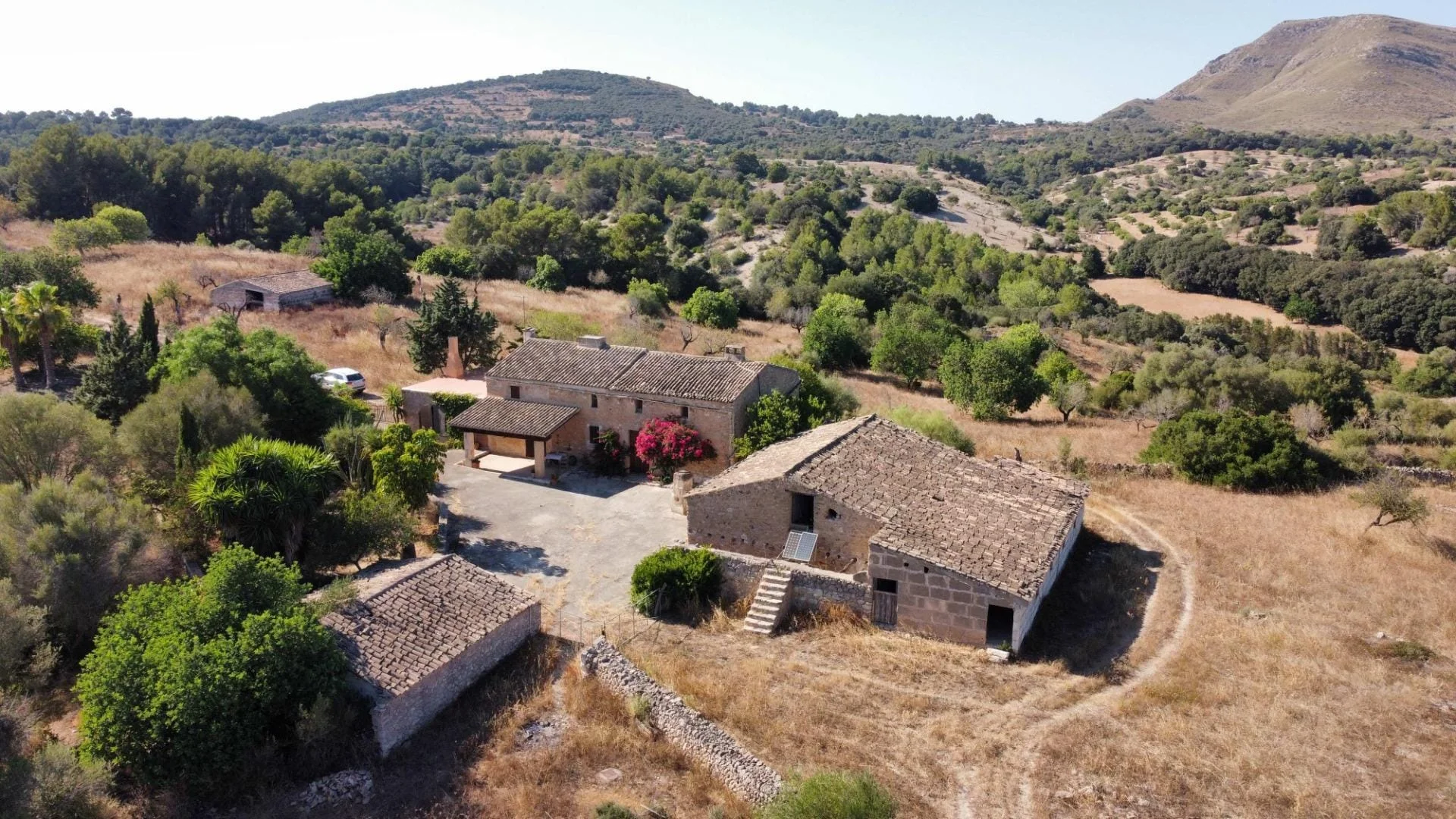 Rustic estate with 500,000 m² land
