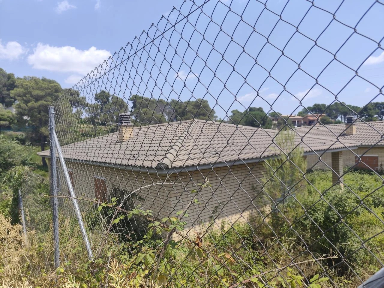 Casa sin terminar en parcela de 391 m²