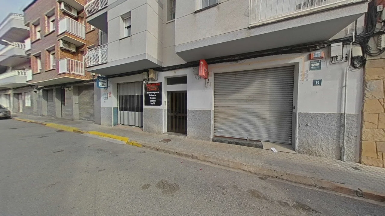 Street-level commercial premises, 102 m²