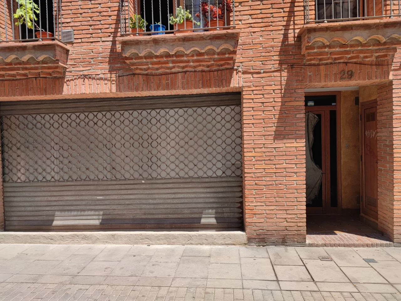 Locales comerciales en bruto junto al mercado