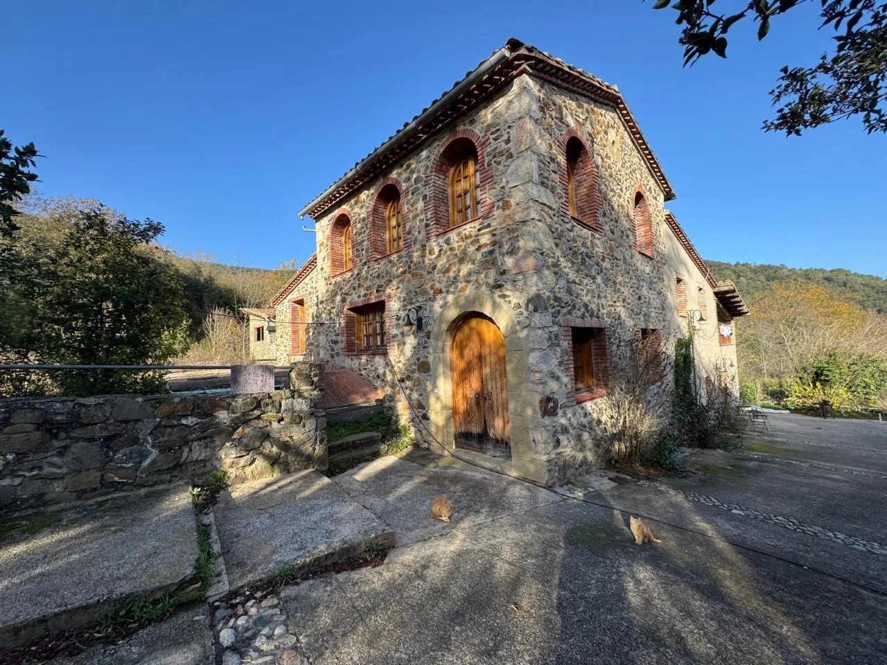 Large farm estate with eight masias