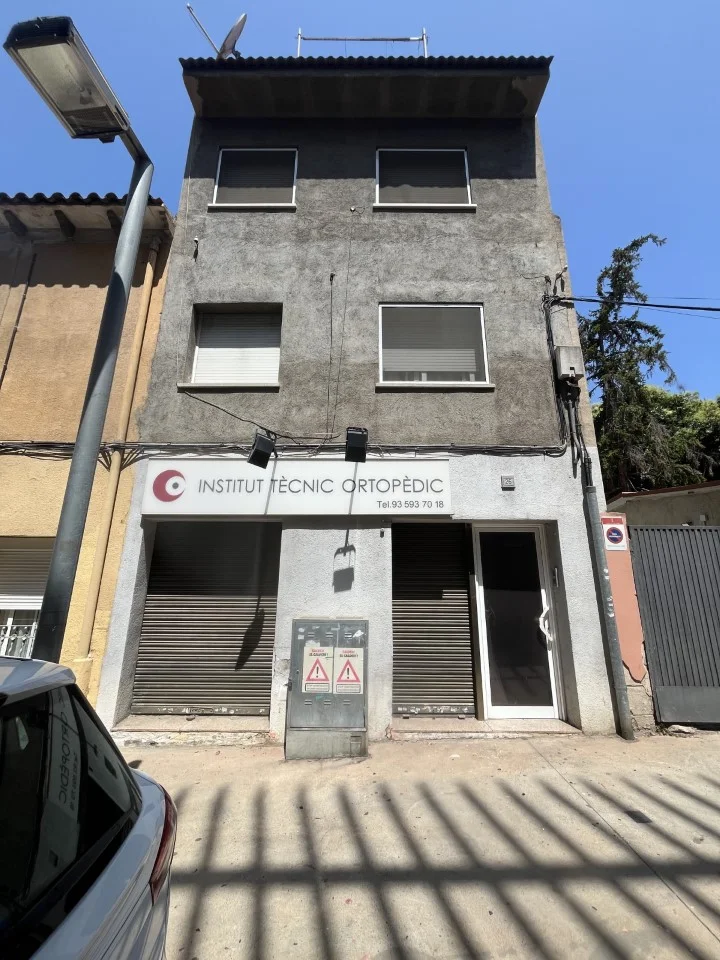 Edificio con dos pisos alquilados
