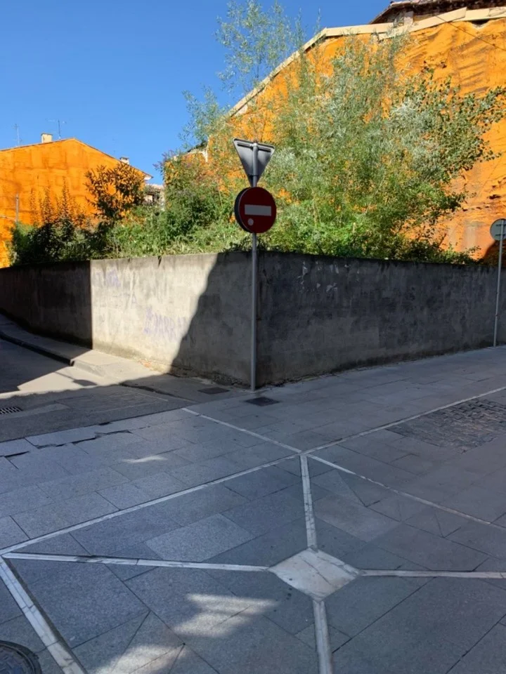 Central urban plot, 248 m² corner site