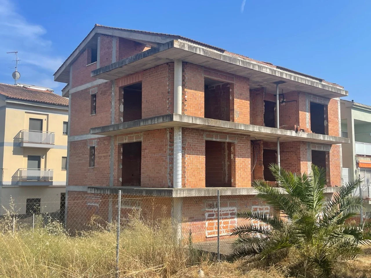 Proyecto de edificio paralizado de cuatro plantas