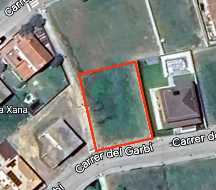 Parcela de 583 m² cerca de servicios