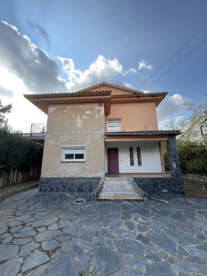 Casa triplex de 256 m² para reformar