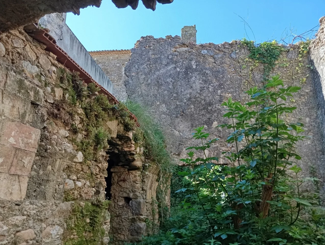 Casa de pueblo en ruinas en Girona