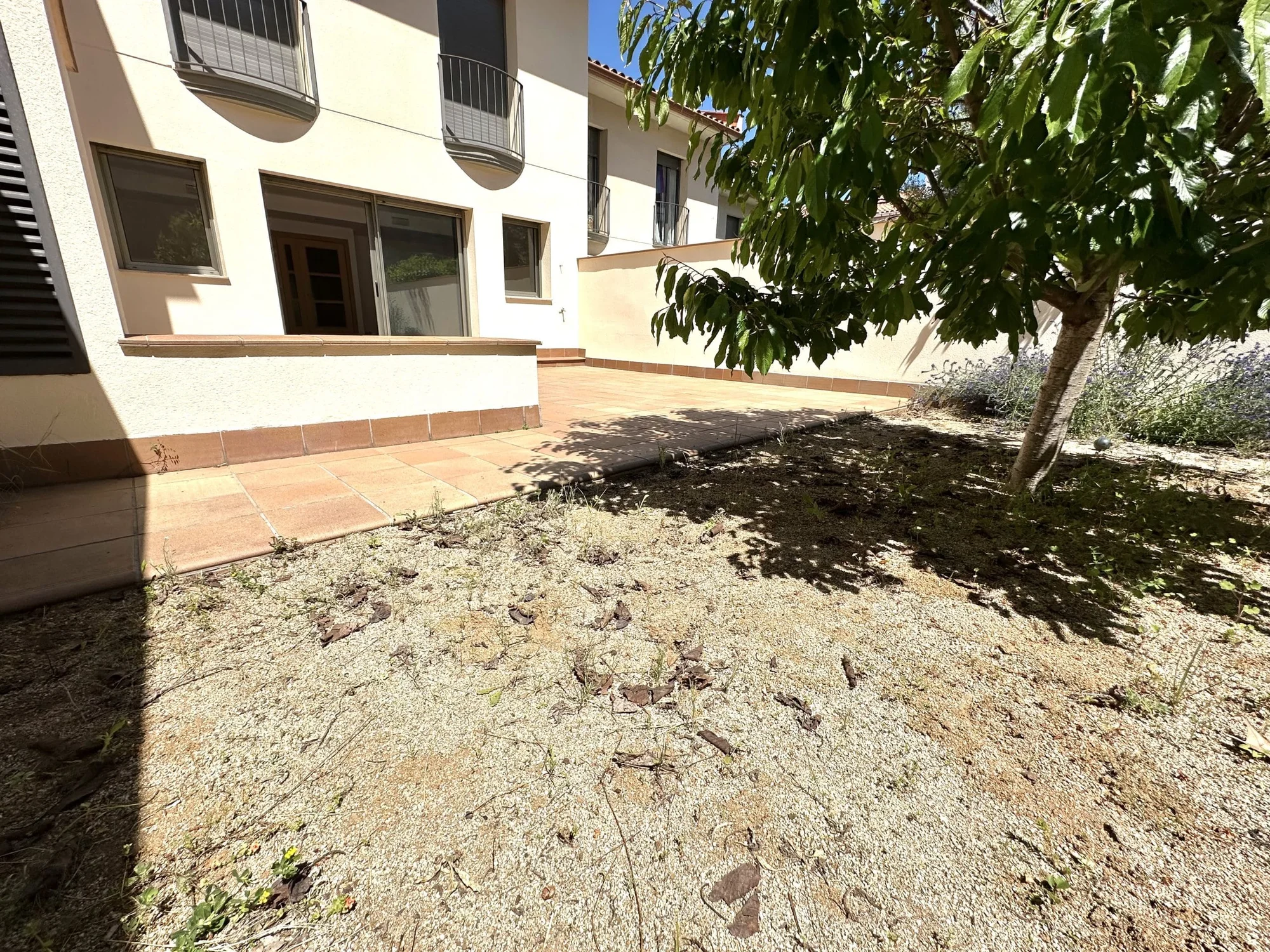 Casa adosada cerca del centro con jardín