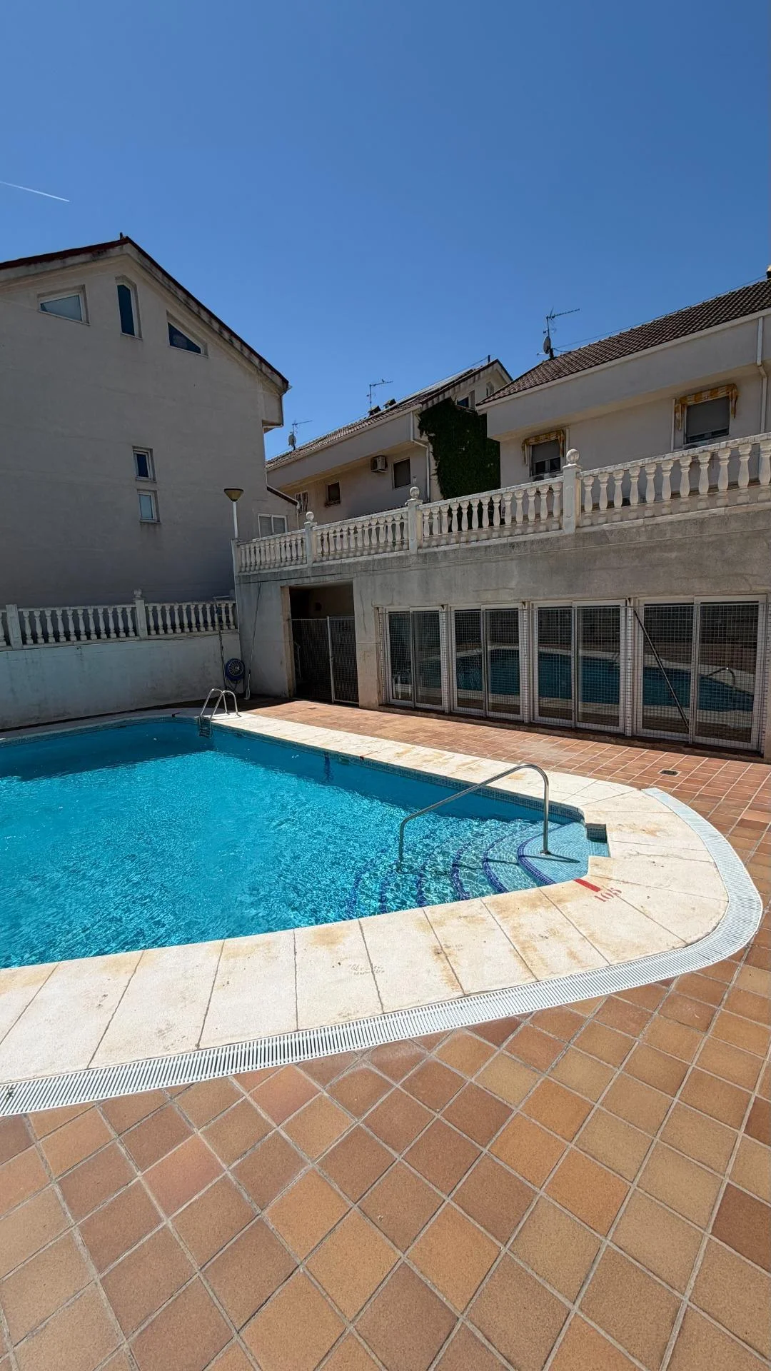 Adosado de tres plantas con piscina comunitaria
