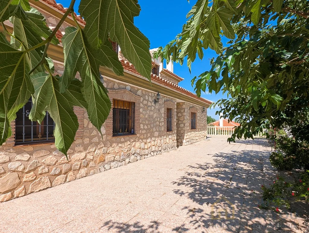 Finca rústica reformada con olivar ecológico