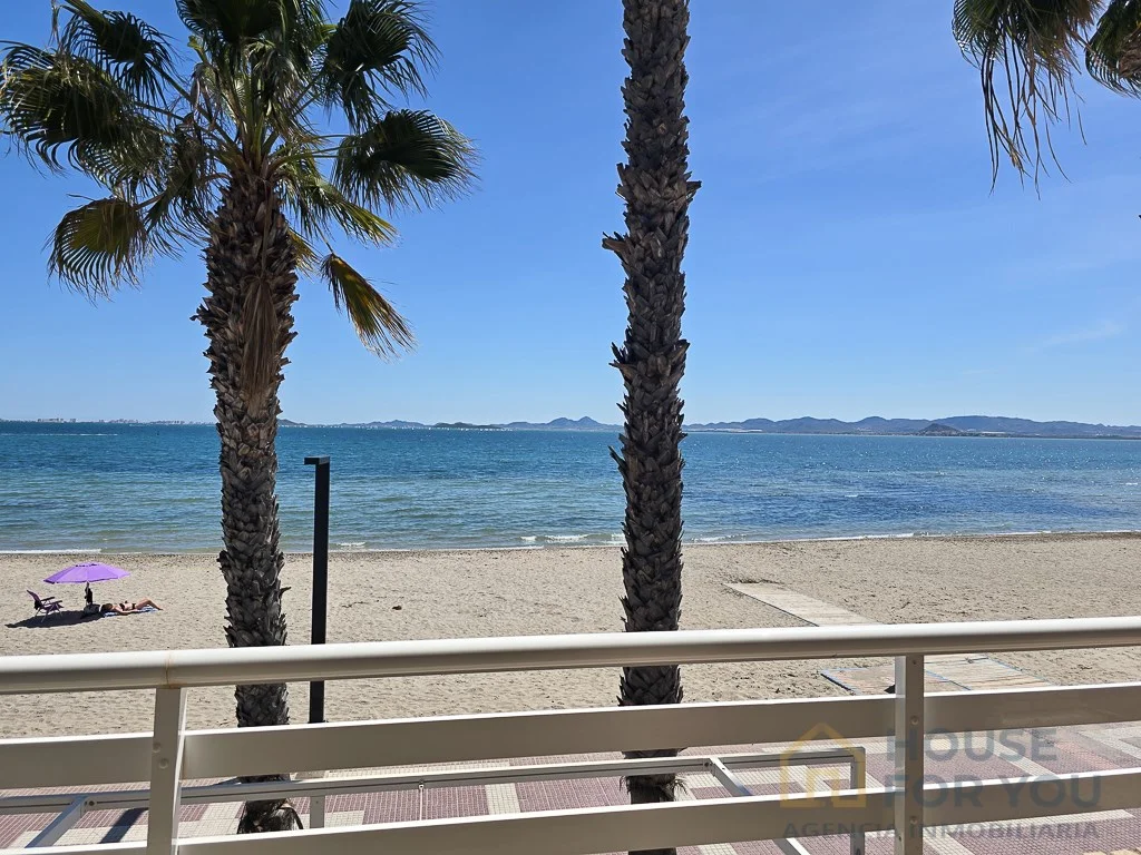 Vivienda frente al mar con terraza y tres dormitorios