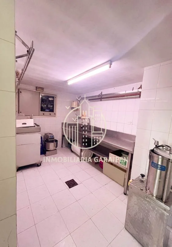 Local comercial con entreplanta en Centro