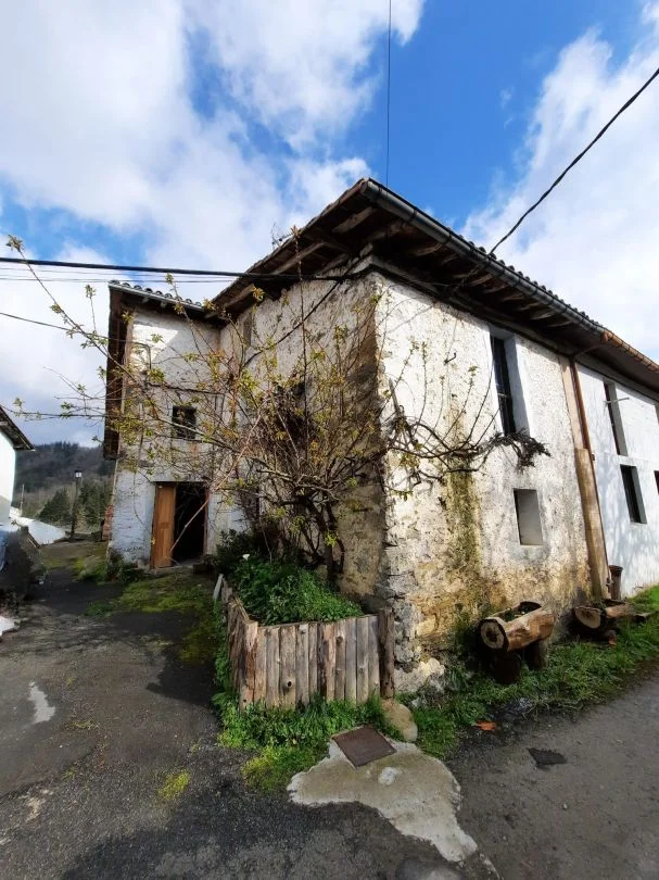 Caserío esquinero con 65.000 m² de terreno