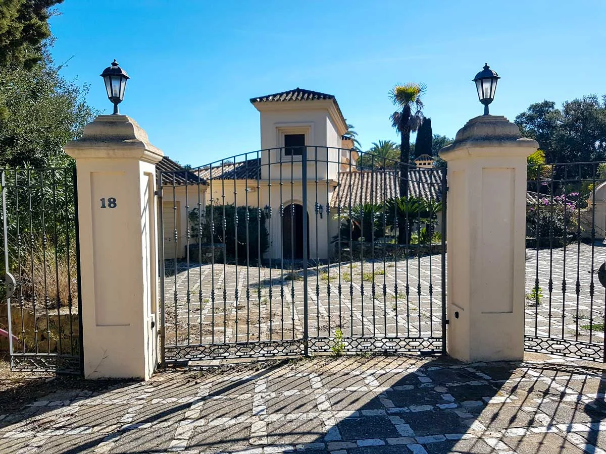 Six-bedroom Valderrama villa on large plot