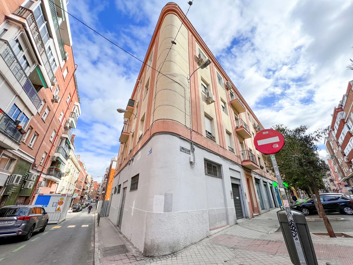 Street-front bottling premises in Chamartín
