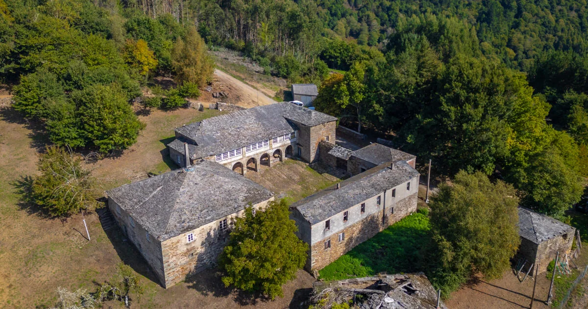 Stone estate with 937 m² built