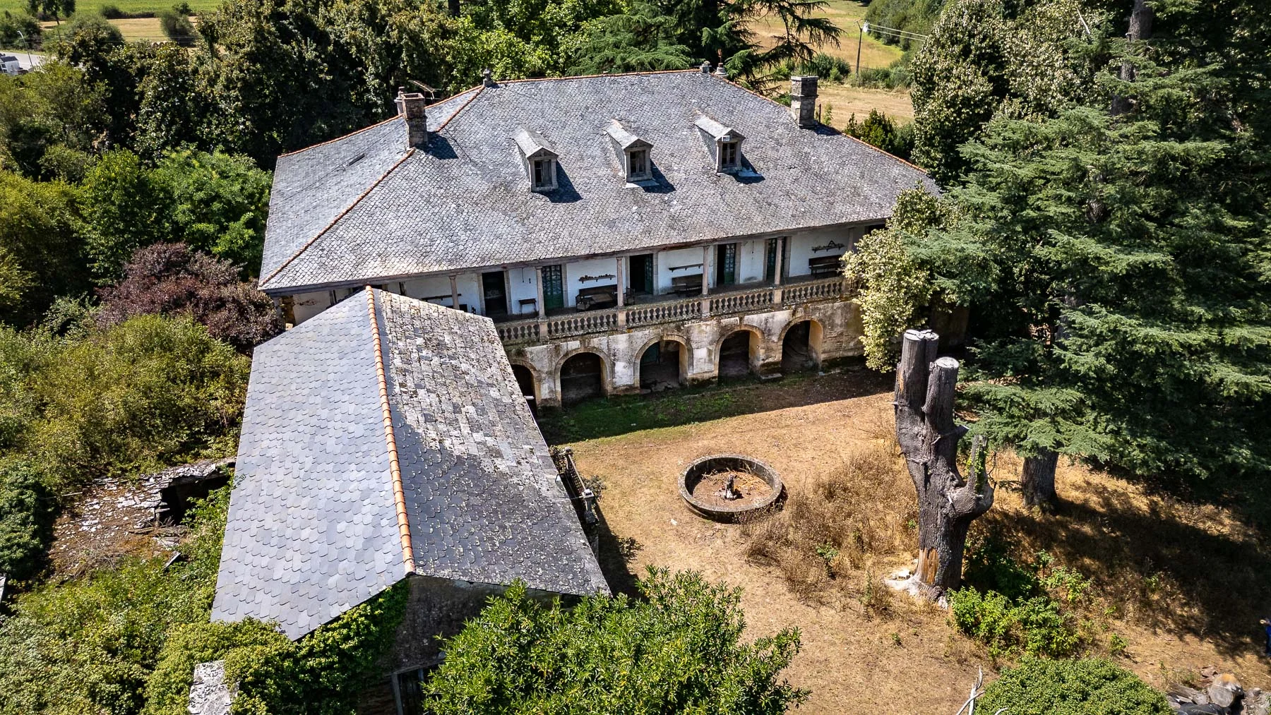 Historic Bóveda palace with extensive gardens