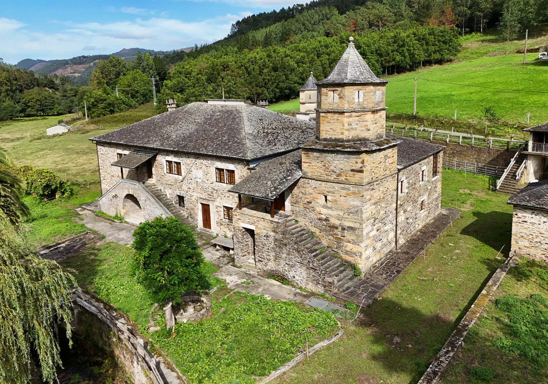 Finca histórica restaurada con complejo turístico