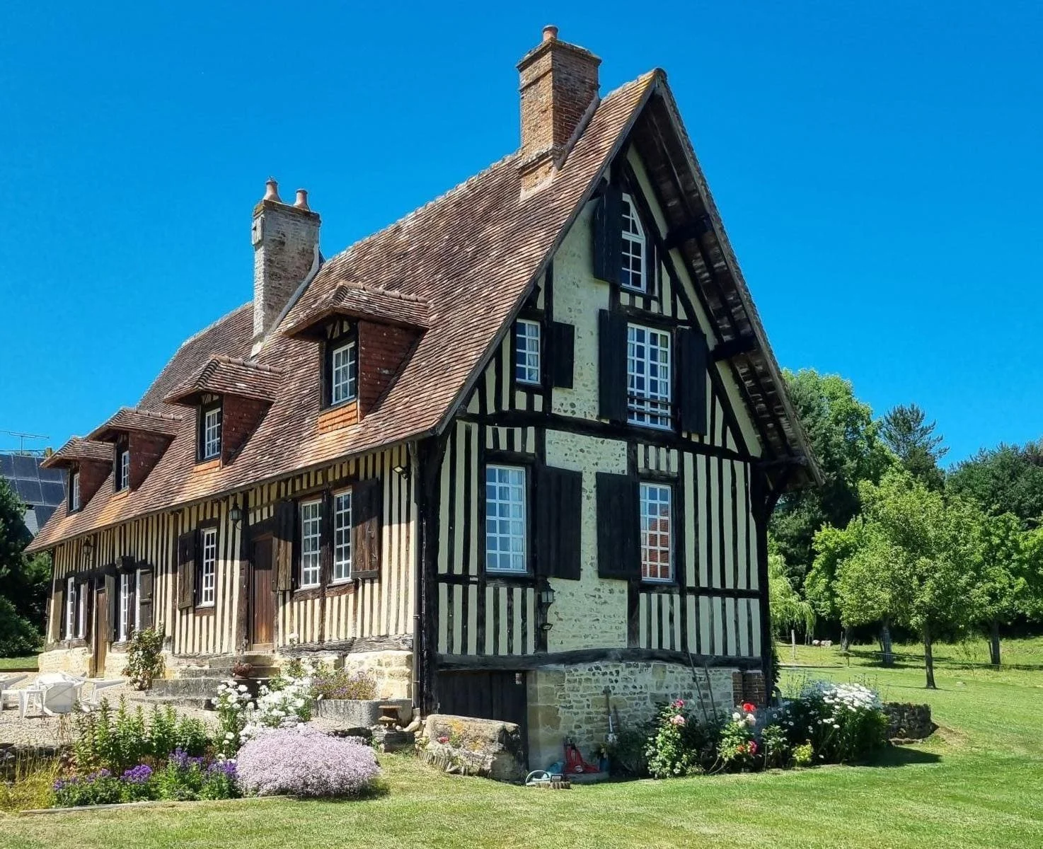 Restored 16th-century farmhouse with pool
