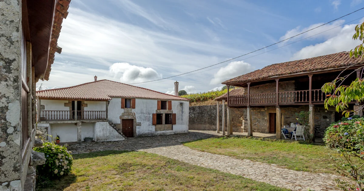 Finca rural de piedra con 8.888 m²