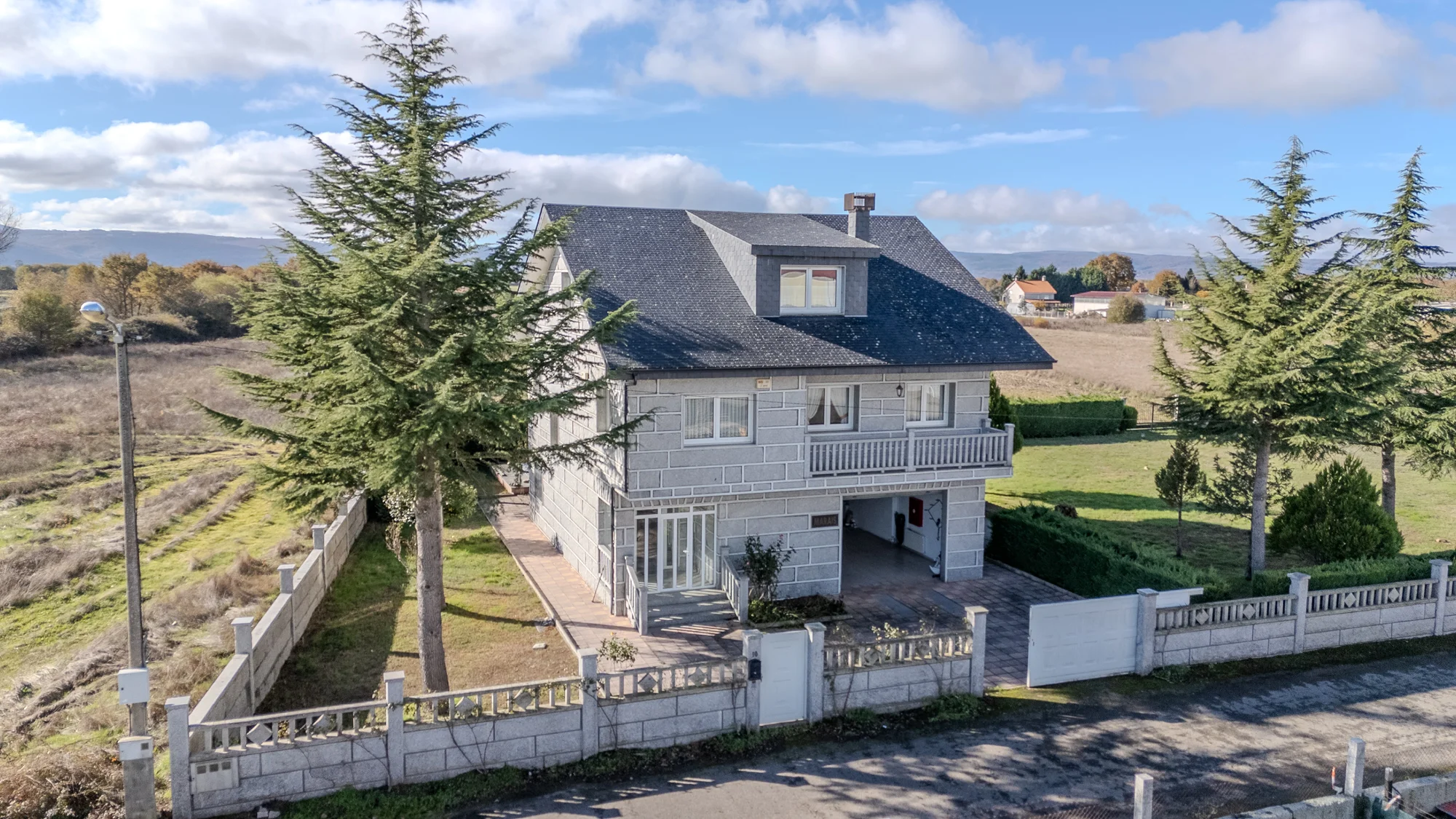 Chalet de piedra con piscina y terreno