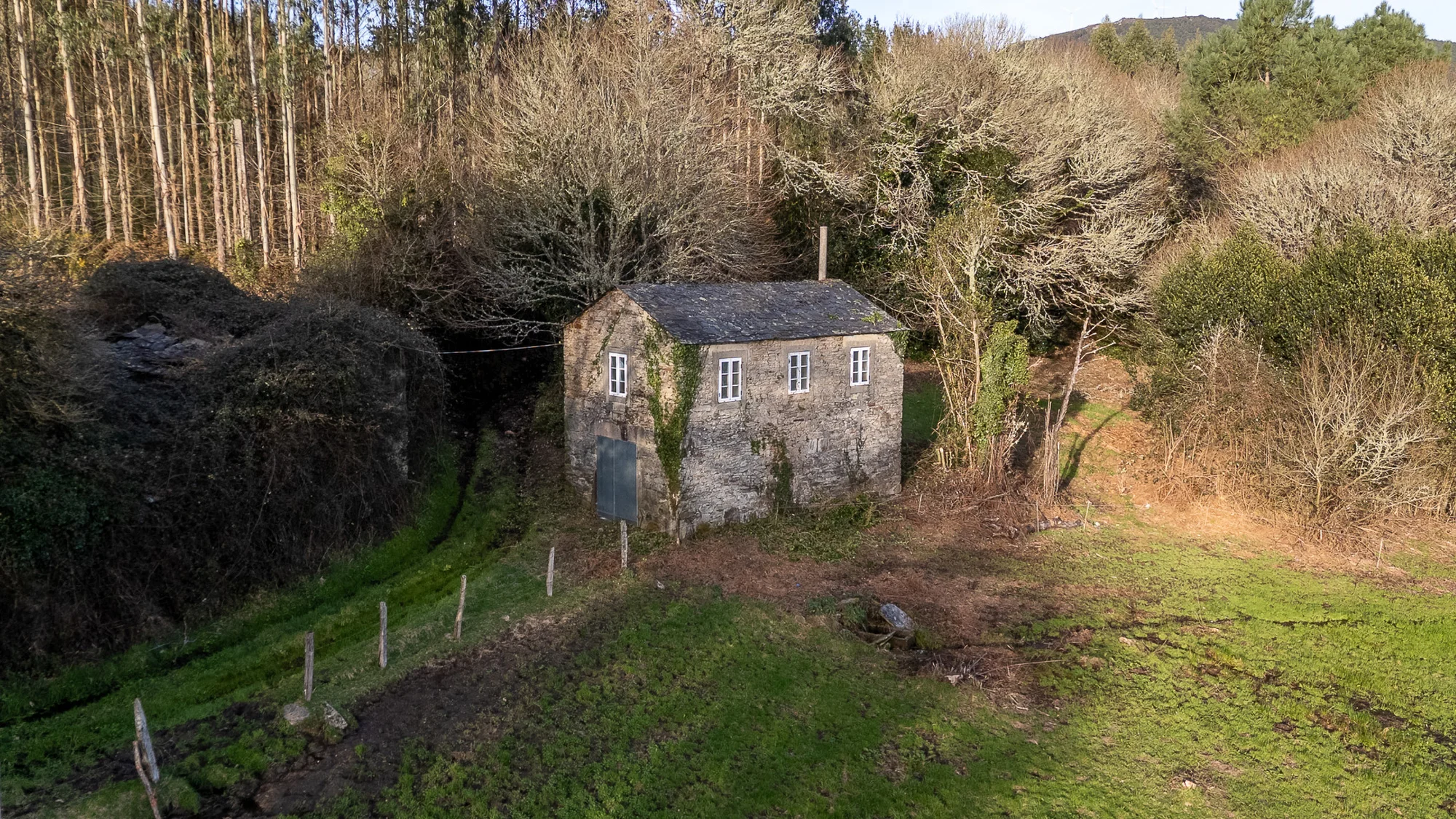 Casa de piedra con finca de más de una hectárea