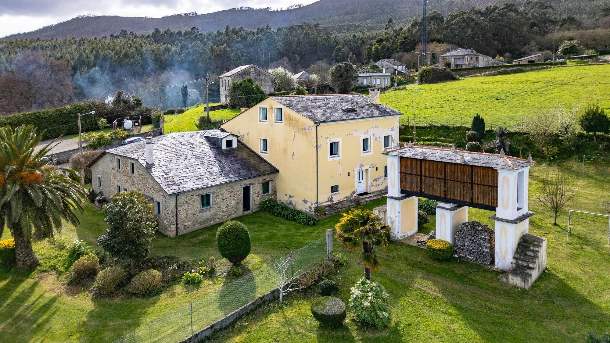 Finca rural costera con dos casas