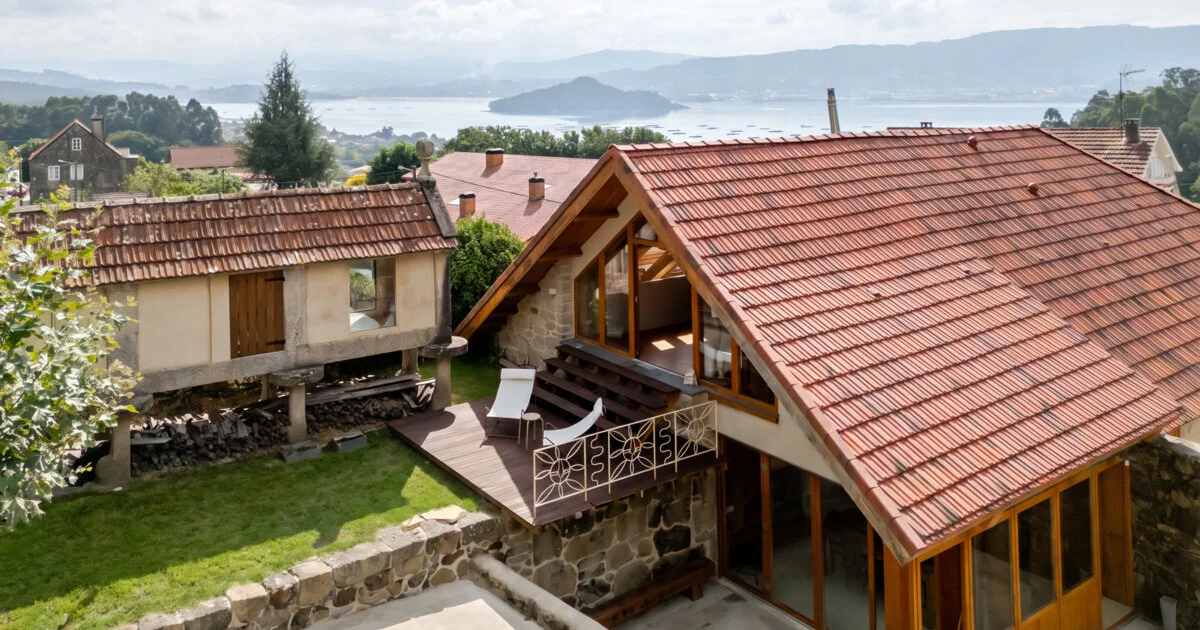 Casa de piedra restaurada en Poio con piscina